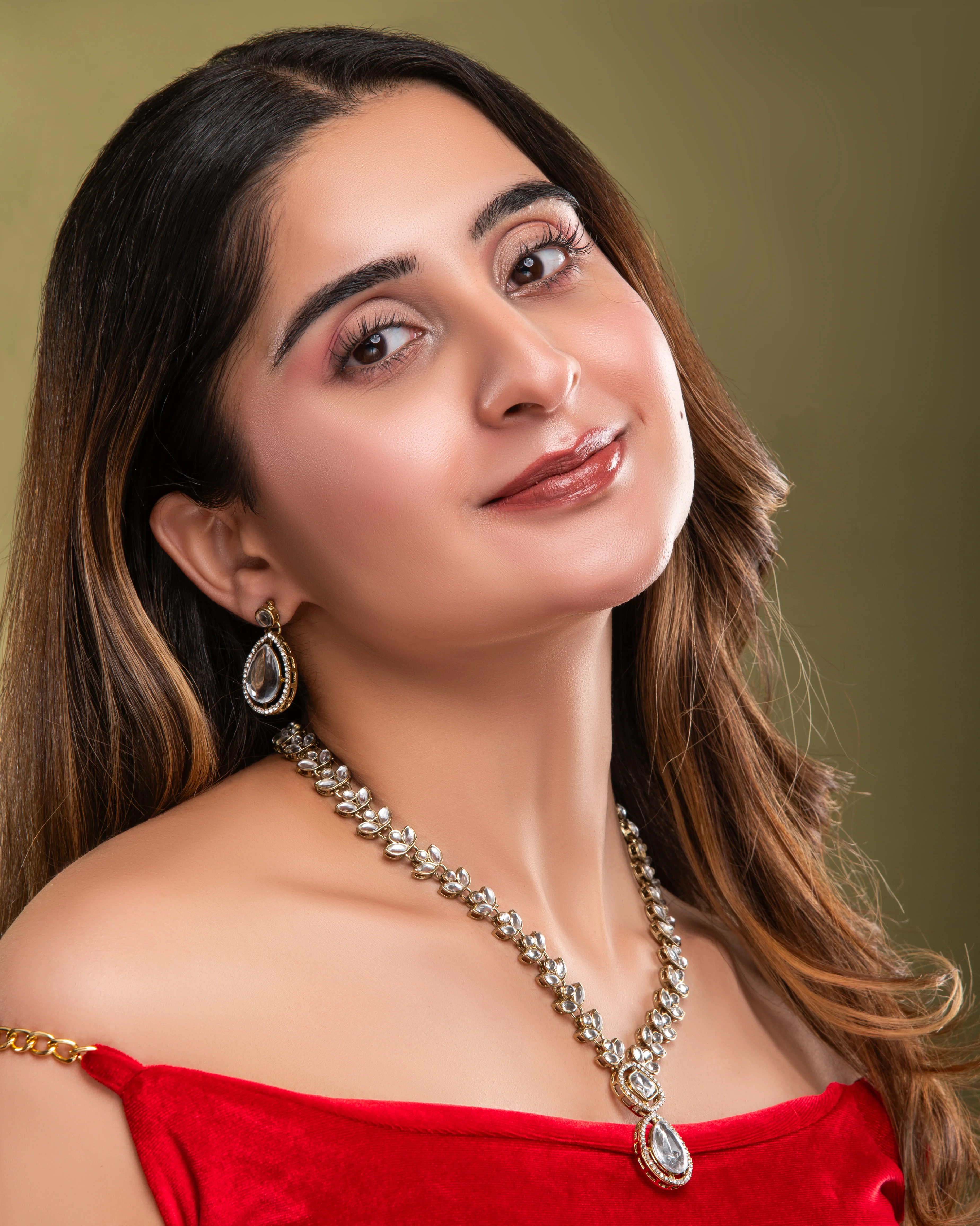 White Yarvi Premium Kundan Necklace With Earrings - Image 3