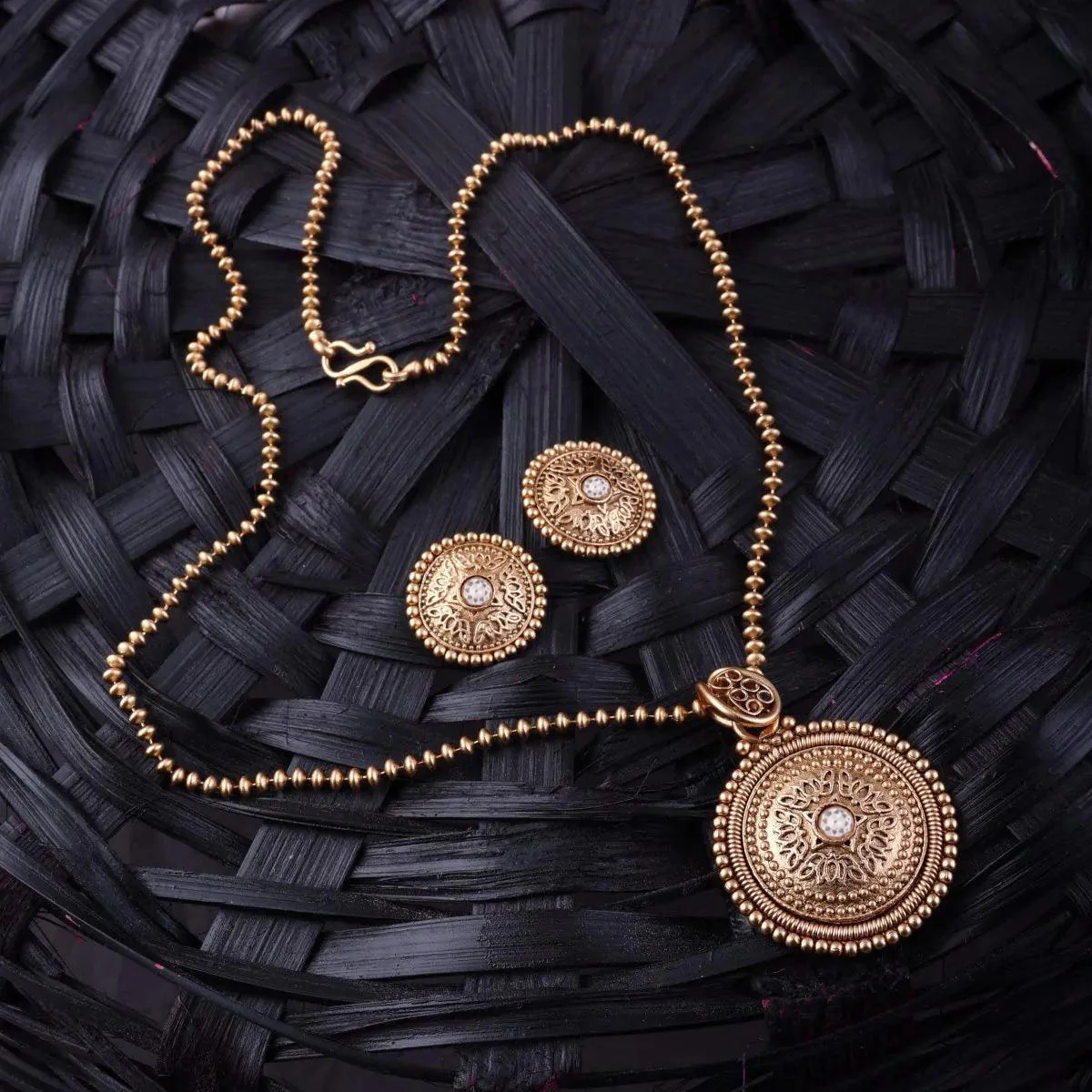 Reshmi Gold Pendant Set - Image 8